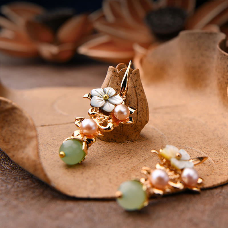 ATELIER-TIBET – Boucles d’Oreilles Pendantes Fleur en Tridacna & Perle d’Eau Douce – Plaqué Or 14 Carats