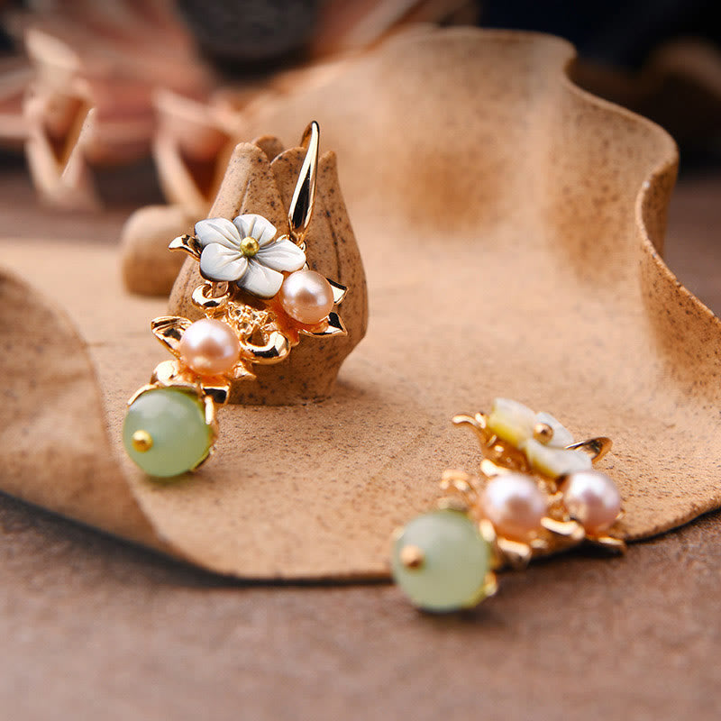 ATELIER-TIBET – Boucles d’Oreilles Pendantes Fleur en Tridacna & Perle d’Eau Douce – Plaqué Or 14 Carats