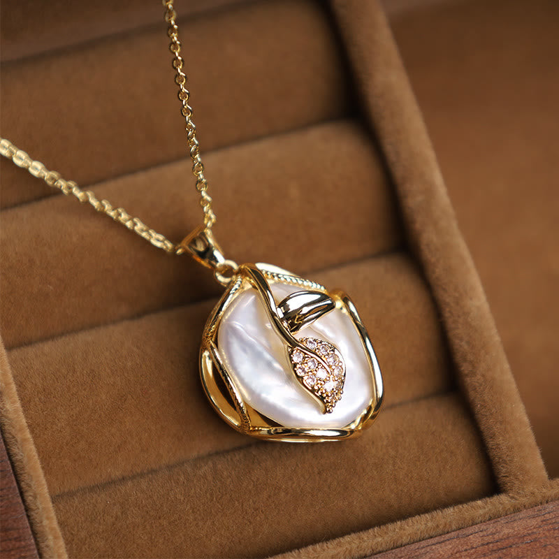 ATELIER-TIBET – Collier de Perles Baroques avec Pendentif Fleur en Cuivre Plaqué Or 18 Carats