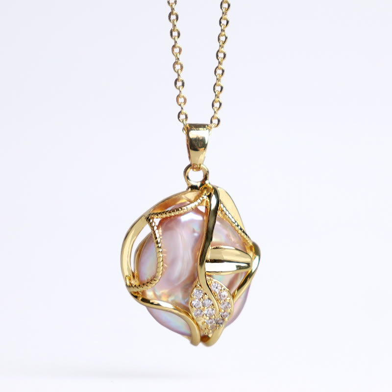 ATELIER-TIBET – Collier de Perles Baroques avec Pendentif Fleur en Cuivre Plaqué Or 18 Carats