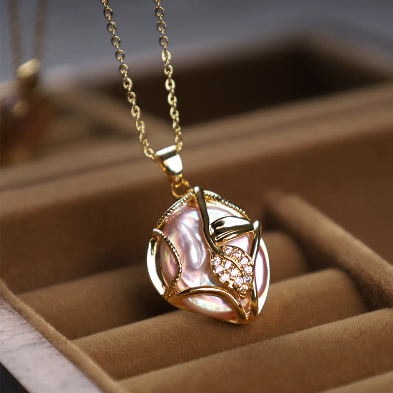 ATELIER-TIBET – Collier de Perles Baroques avec Pendentif Fleur en Cuivre Plaqué Or 18 Carats