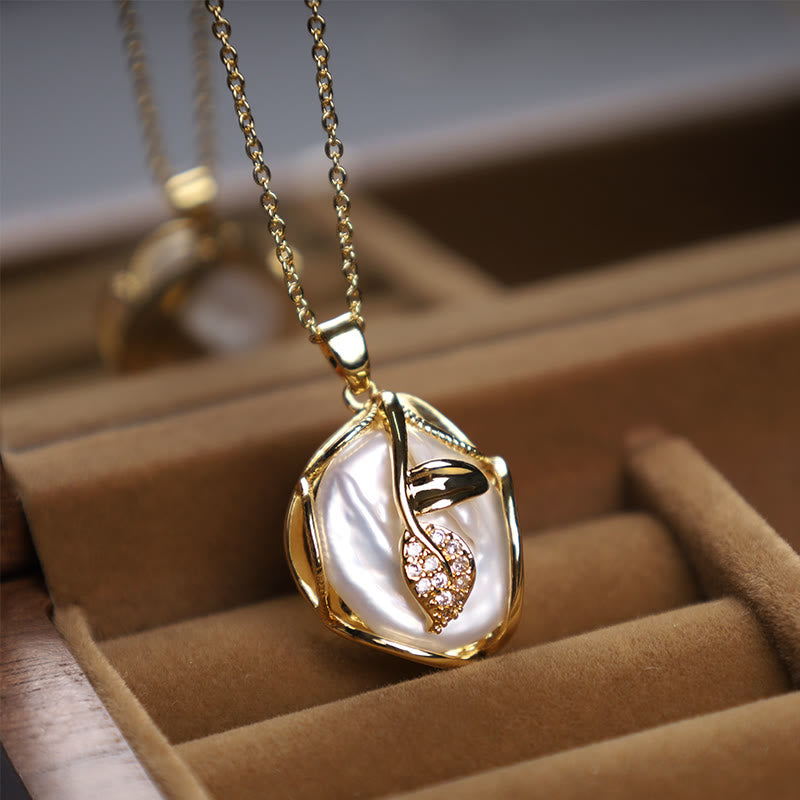 ATELIER-TIBET – Collier de Perles Baroques avec Pendentif Fleur en Cuivre Plaqué Or 18 Carats