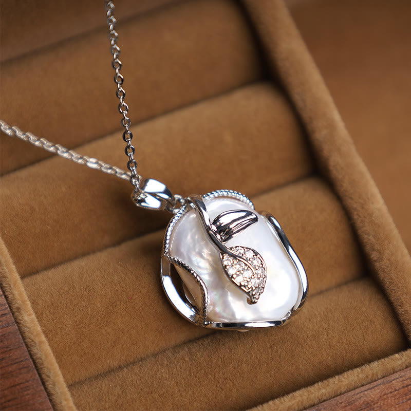 ATELIER-TIBET – Collier de Perles Baroques avec Pendentif Fleur en Cuivre Plaqué Or 18 Carats