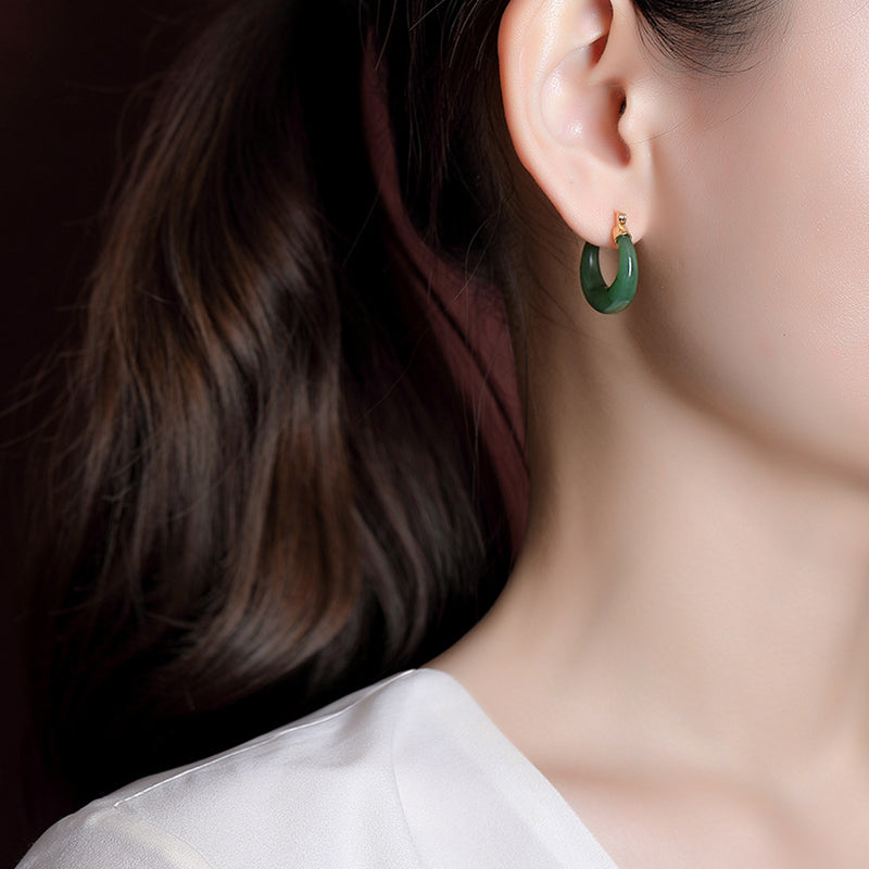 ATELIER-TIBET – Boucles d’Oreilles Pendantes Porte-Bonheur en Jade Hetian Cyan Plaqué Or – 23 mm