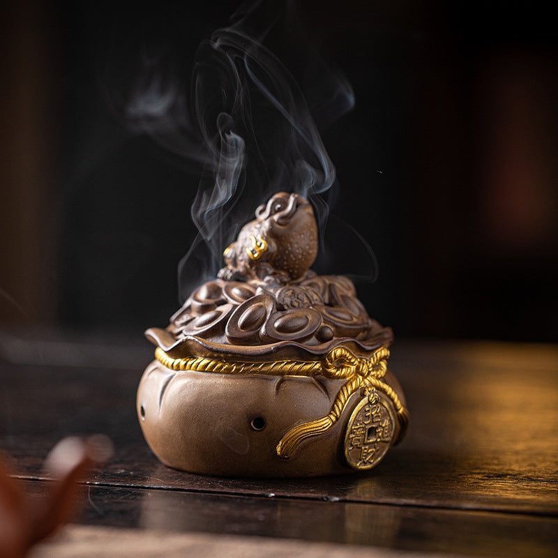ATELIER-TIBET | Brûleur d’Encens Sac de Fortune & Crapaud Doré – Symbole de Prospérité