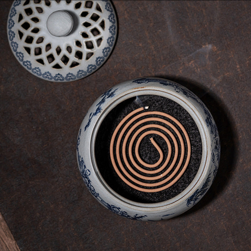 ATELIER-TIBET | Brûleur d’Encens en Porcelaine Bleu & Blanc – Motifs Paysagers Traditionnels