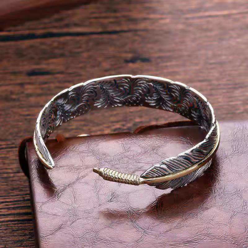 ATELIER-TIBET – Bracelet Manchette en Cuivre Sculpté, Motif Plumes Ajustable