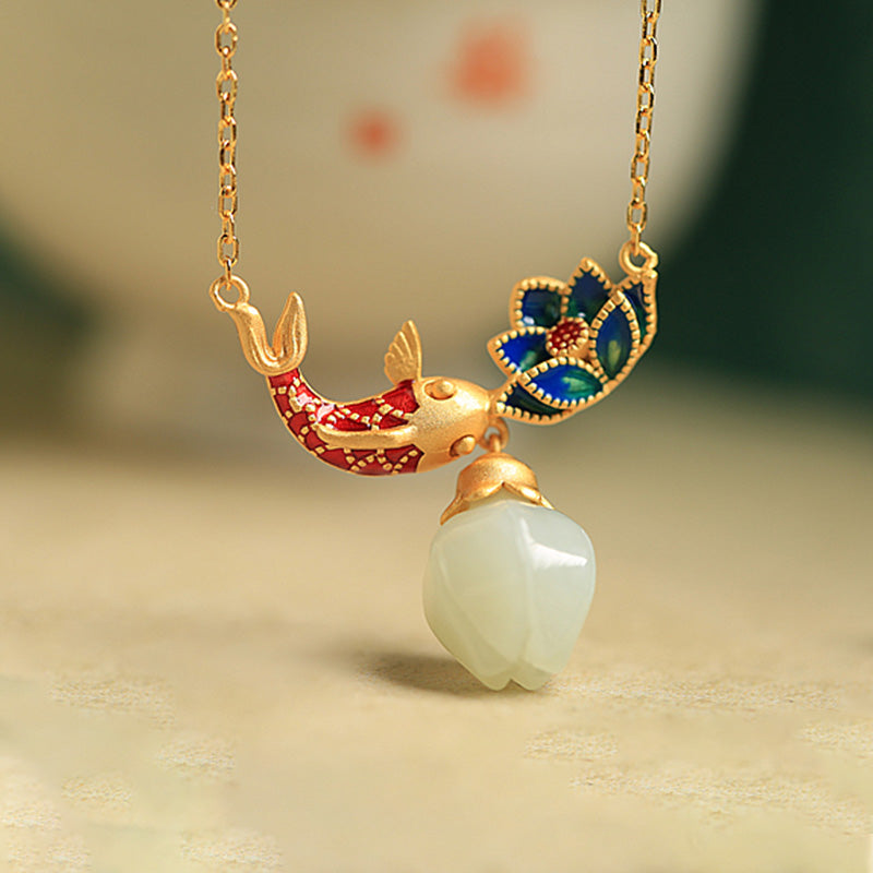 ATELIER-TIBET – Pendentif Carpe Koï & Lotus en Jade Blanc Naturel