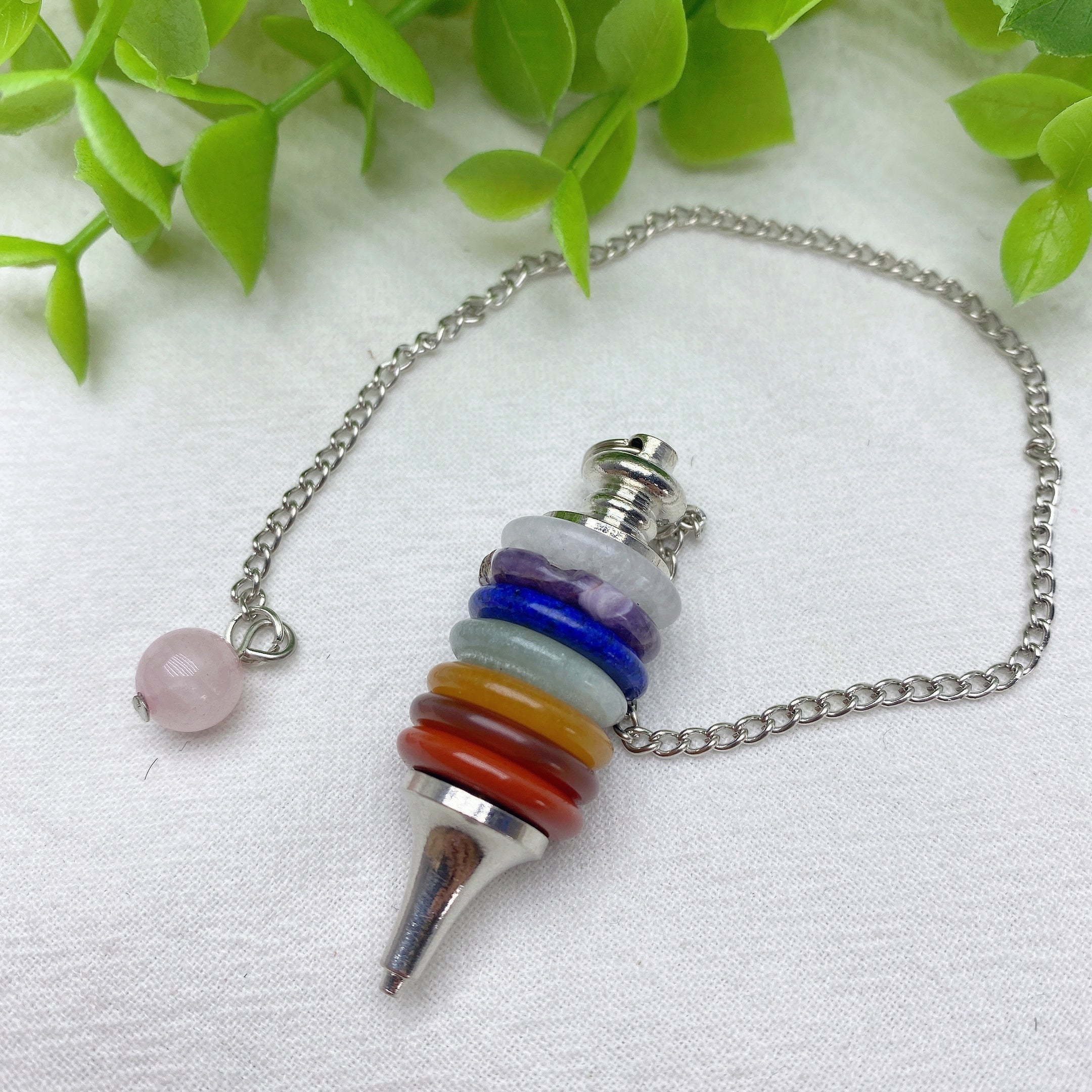 ATELIER-TIBET — Pendule Chakra 7 Couleurs en Cristaux — Outil d’Intuition & Bijou Spirituel (21,1 cm)