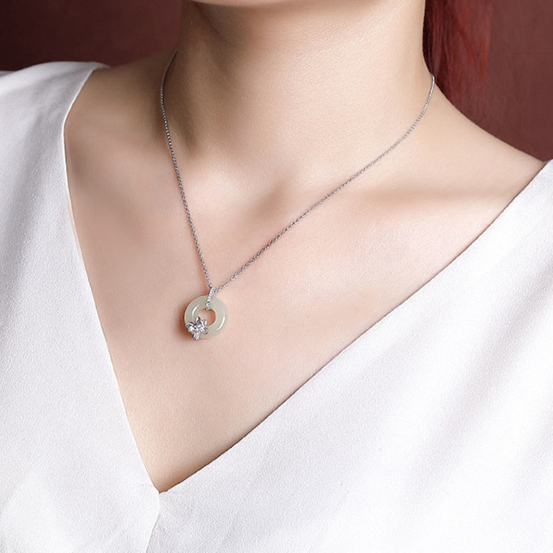ATELIER-TIBET – Collier Porte-Bonheur en Jade Hetian & Argent Sterling 925 avec Boucle de Paix et Fleur