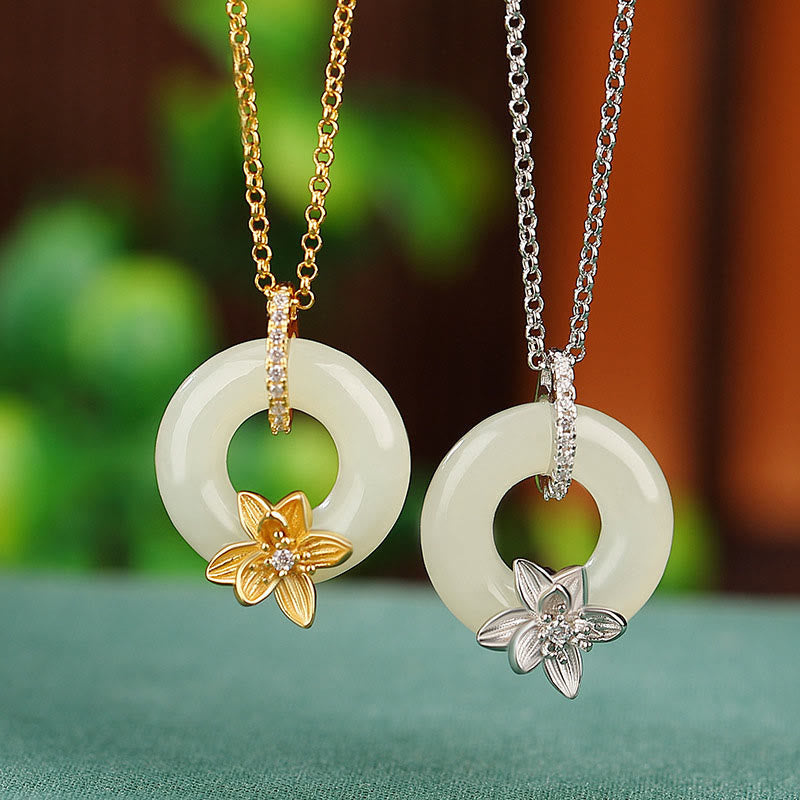 ATELIER-TIBET – Collier Porte-Bonheur en Jade Hetian & Argent Sterling 925 avec Boucle de Paix et Fleur