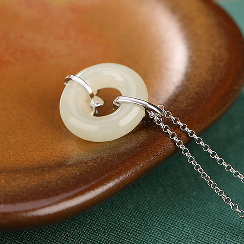 ATELIER-TIBET – Collier Porte-Bonheur en Jade Hetian & Argent Sterling 925 avec Boucle de Paix et Fleur