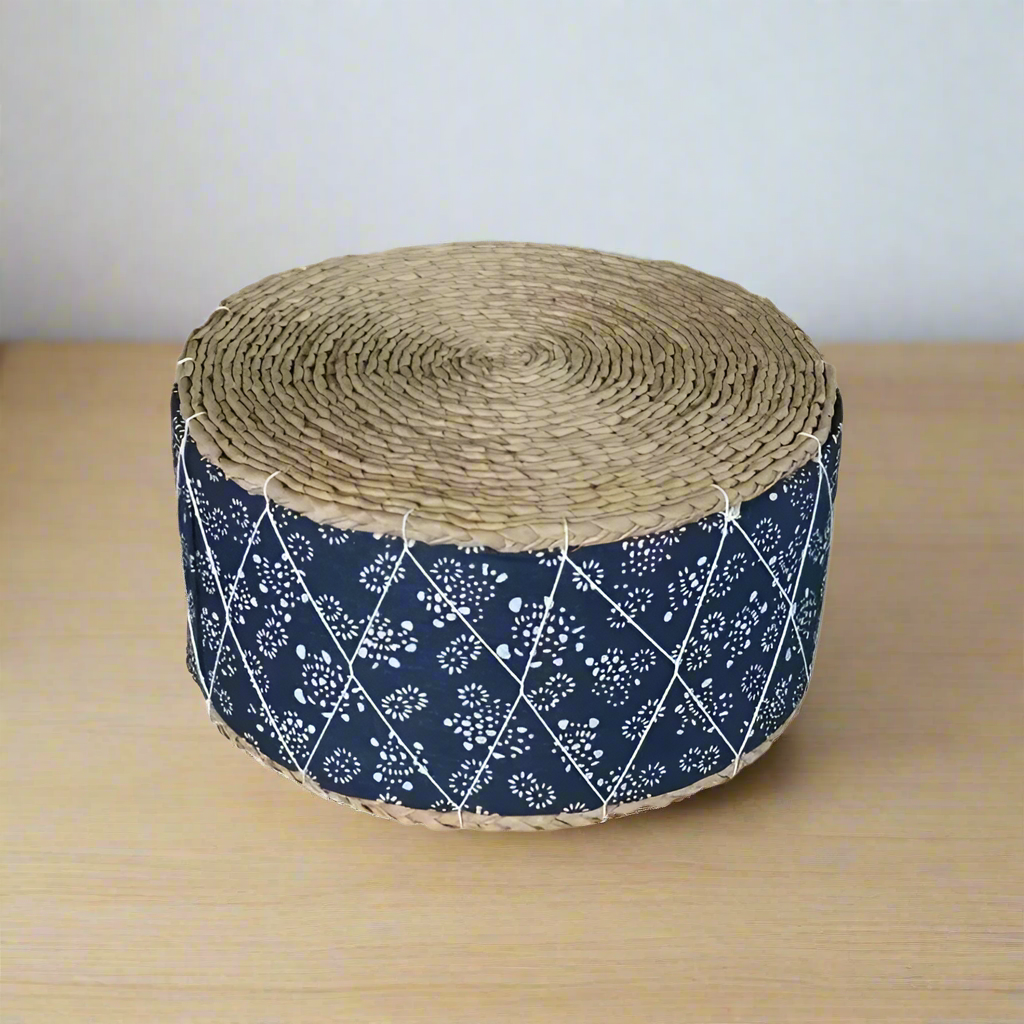 ATELIER-TIBET – Coussin de Méditation Japonais Fleuri Bleu en Paille Naturelle – 30 × 20 cm