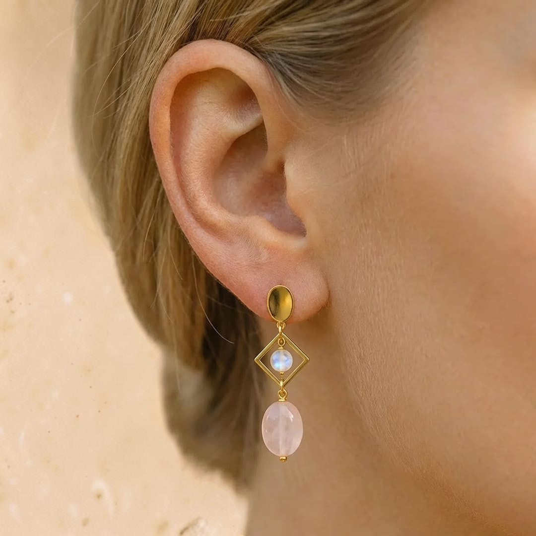 ATELIER-TIBET – Boucles d’Oreilles Émotion & Élégance en Quartz Rose & Pierre de Lune