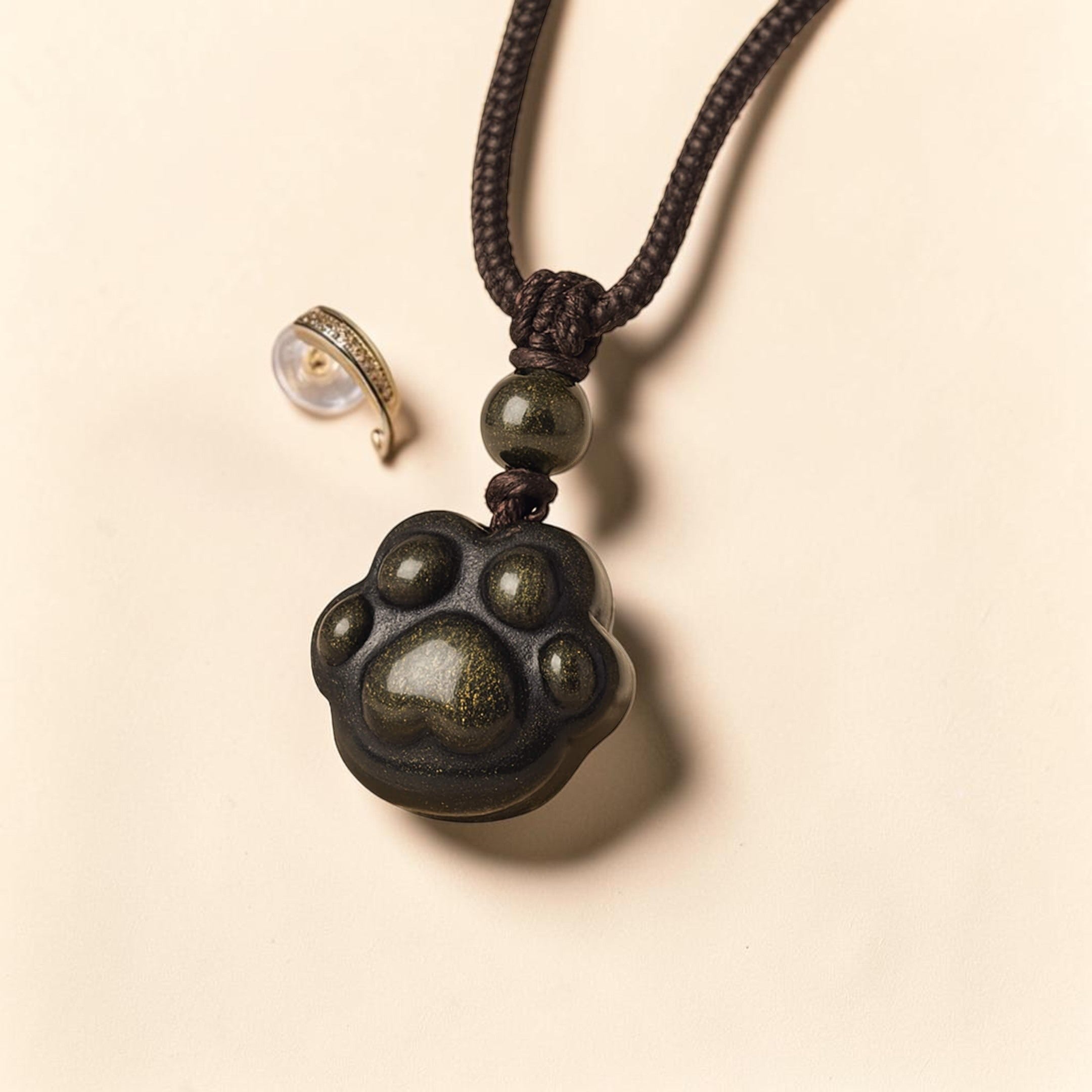 ATELIER-TIBET – Pendentif Patte Lien Éternel en Obsidienne Dorée