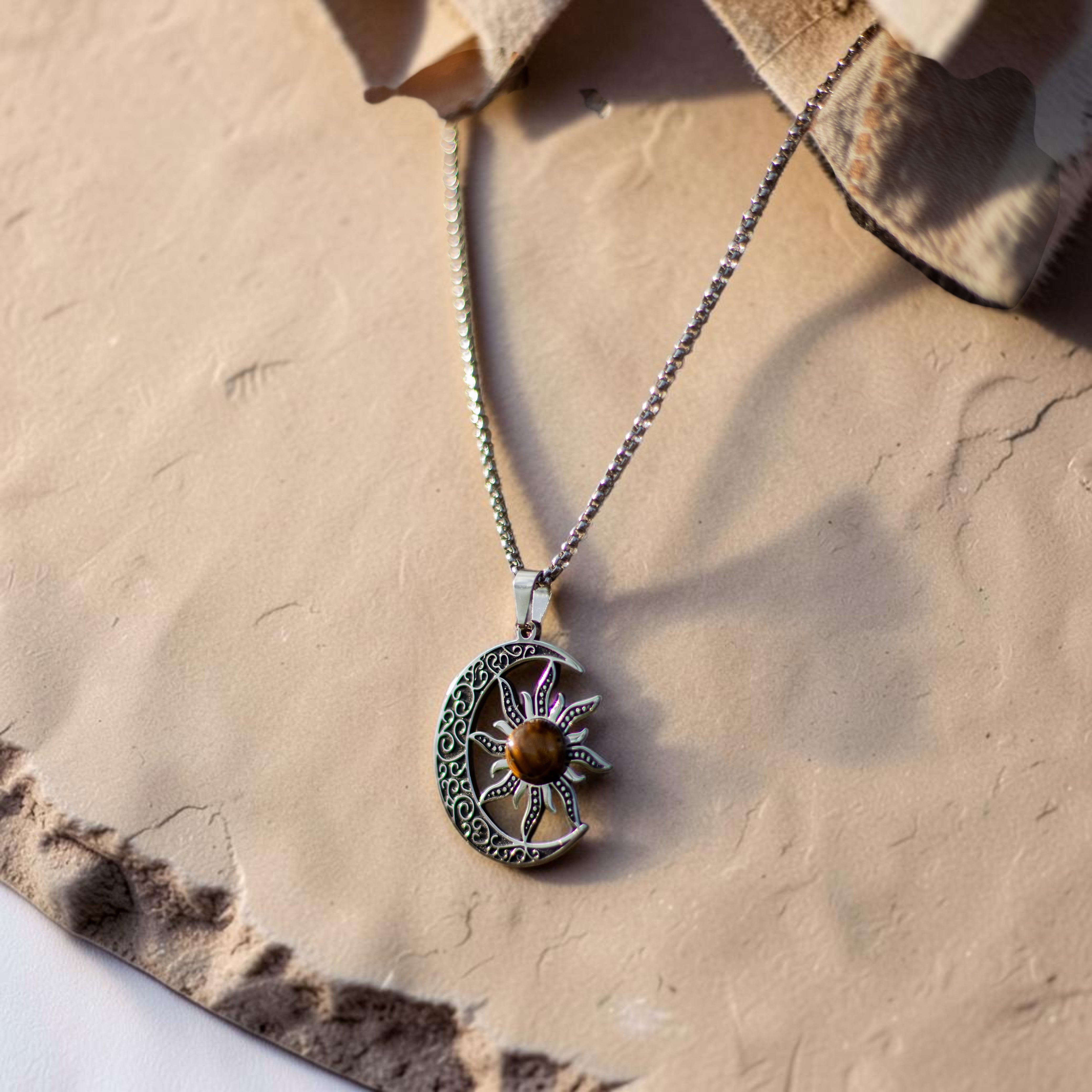ATELIER-TIBET – Pendentif Équilibre Cosmique Lune-Soleil en Oeil de Tigre