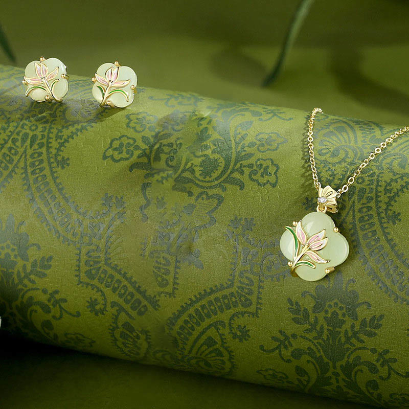 ATELIER-TIBET – Collier Papillon & Trèfle en Jade Hetian Naturel