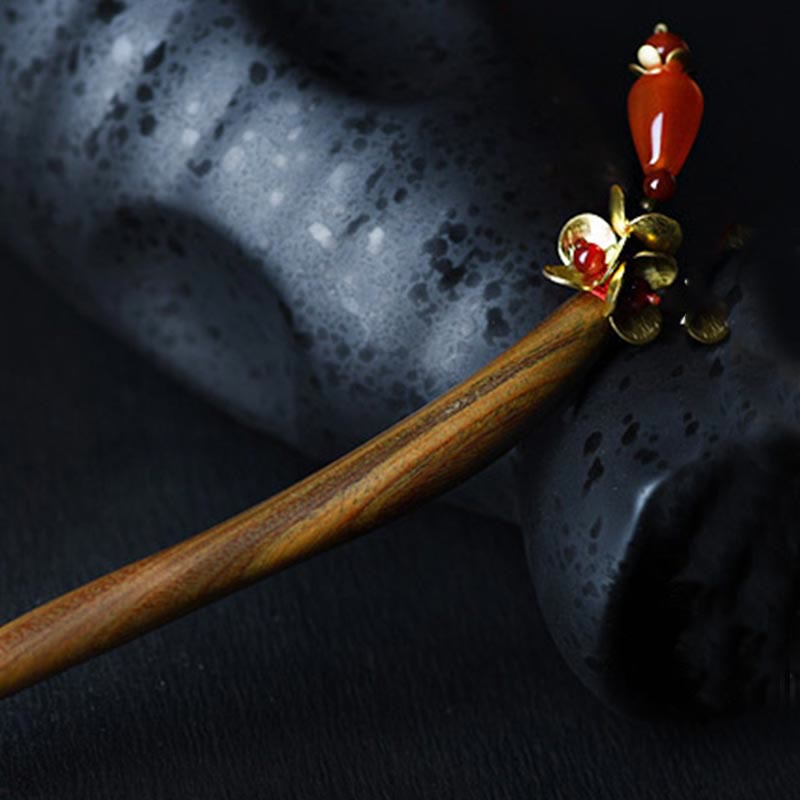 ATELIER-TIBET Pic à Cheveux Bois de Santal Vert & Agate Rouge – 16 cm