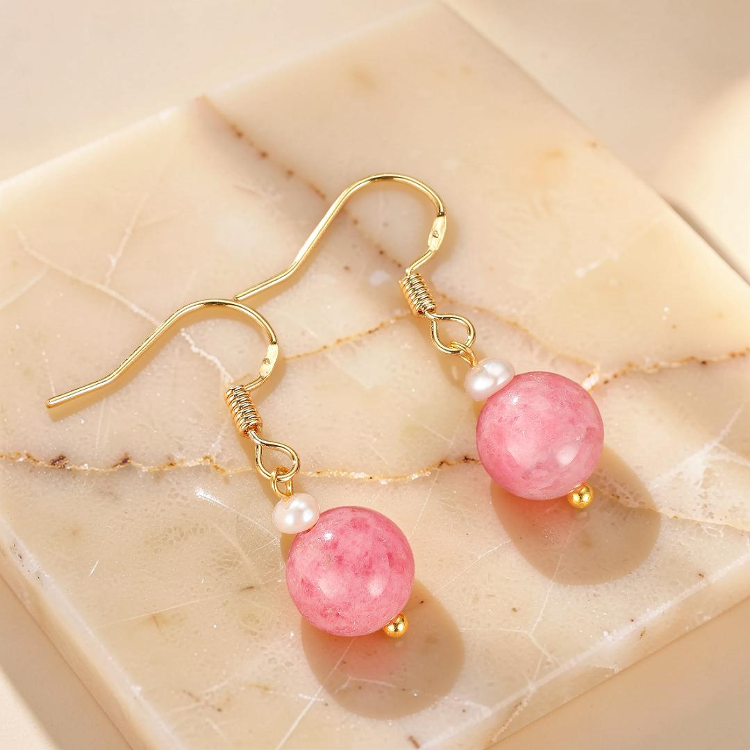 ATELIER-TIBET – Boucles d’Oreilles Rhodonite et Perle – Éclat Rosé, Argent Plaqué Or