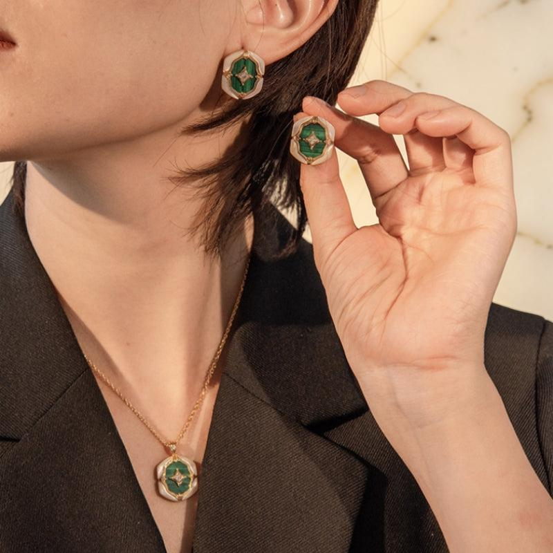 ATELIER-TIBET – Boucles d'Oreilles Malachite et Nacre – Astres en Verdures, Argent Plaqué Or
