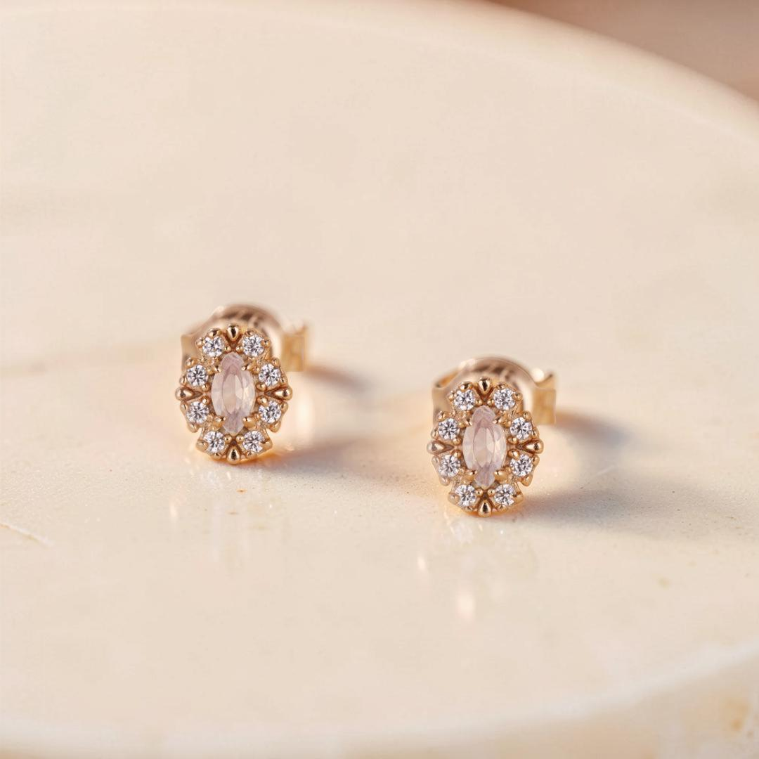 ATELIER-TIBET – Boucles d'Oreilles Opale Blanche – Brume Étoilée, Argent Plaqué Or