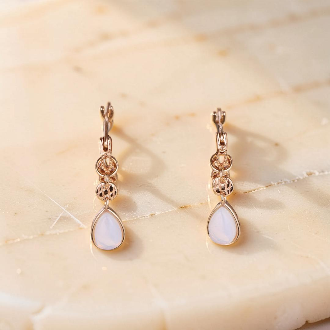 ATELIER-TIBET – Boucles d'Oreilles Opale Blanche – Lueur Apaisante, Argent Plaqué Or