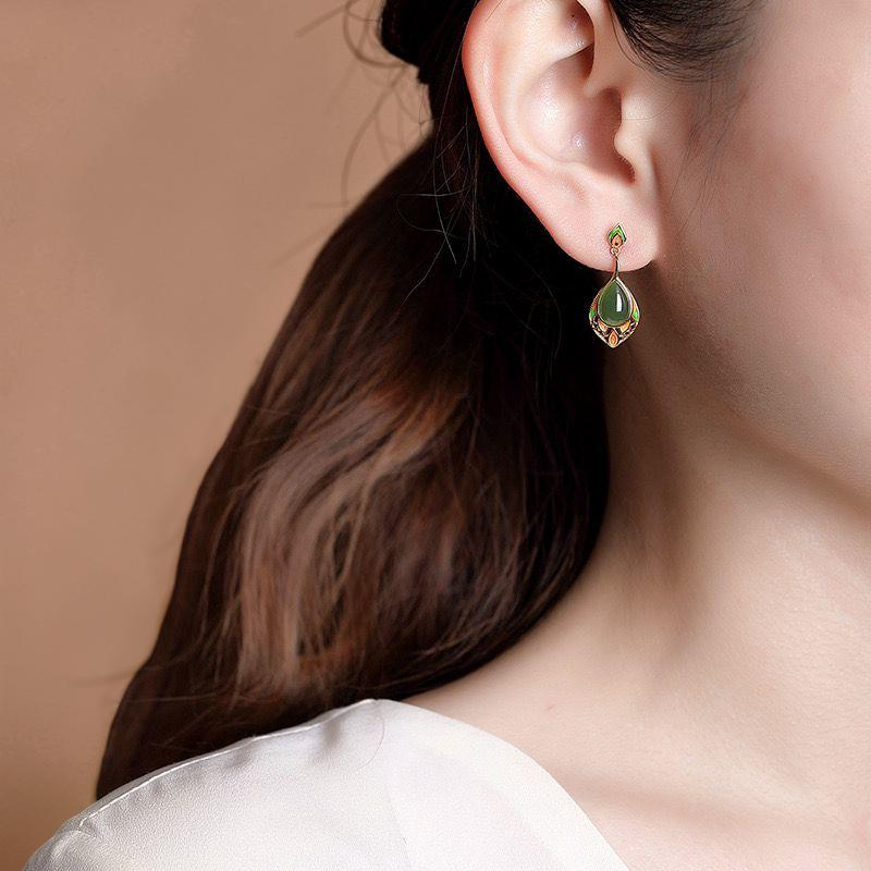 ATELIER-TIBET – Boucles d'Oreilles Pendantes Jade – Feuille de Joie, Argent Plaqué Or