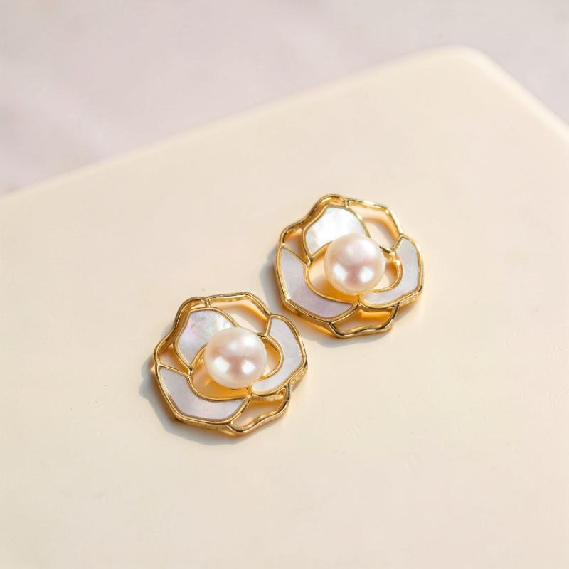 ATELIER-TIBET – Boucles d'Oreilles Perle – Caresse Florale, Plaqué Or