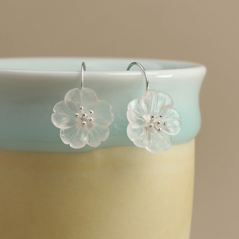ATELIER-TIBET – Boucles d'Oreilles Quartz Clair - Élégance Florale, Argent