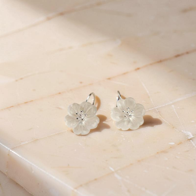 ATELIER-TIBET – Boucles d'Oreilles Quartz Clair - Élégance Florale, Argent