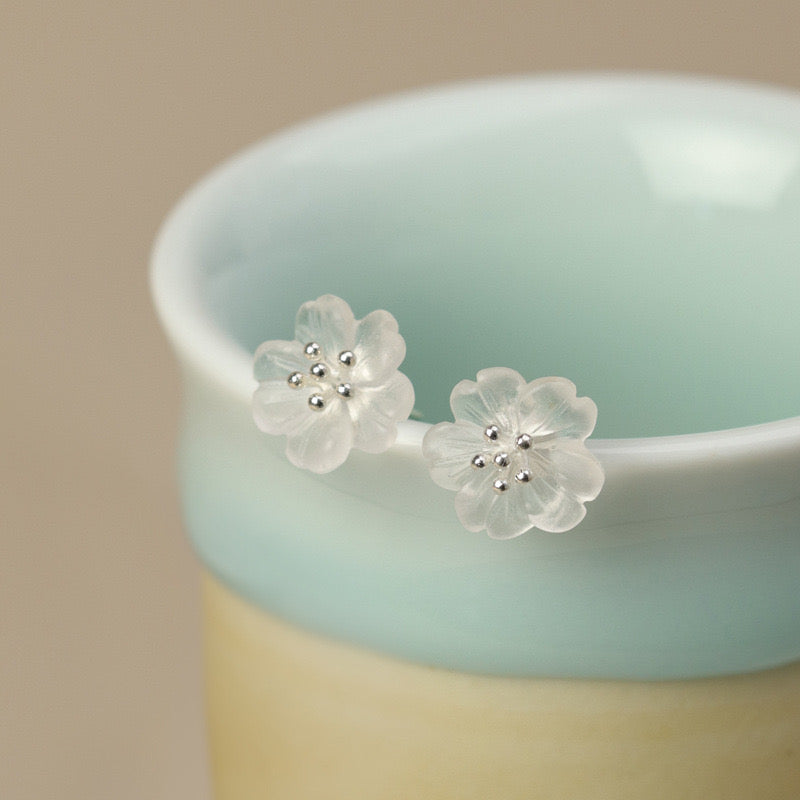ATELIER-TIBET – Boucles d'Oreilles Quartz Clair – Fleur de Tranquillité, Argent Plaqué Or