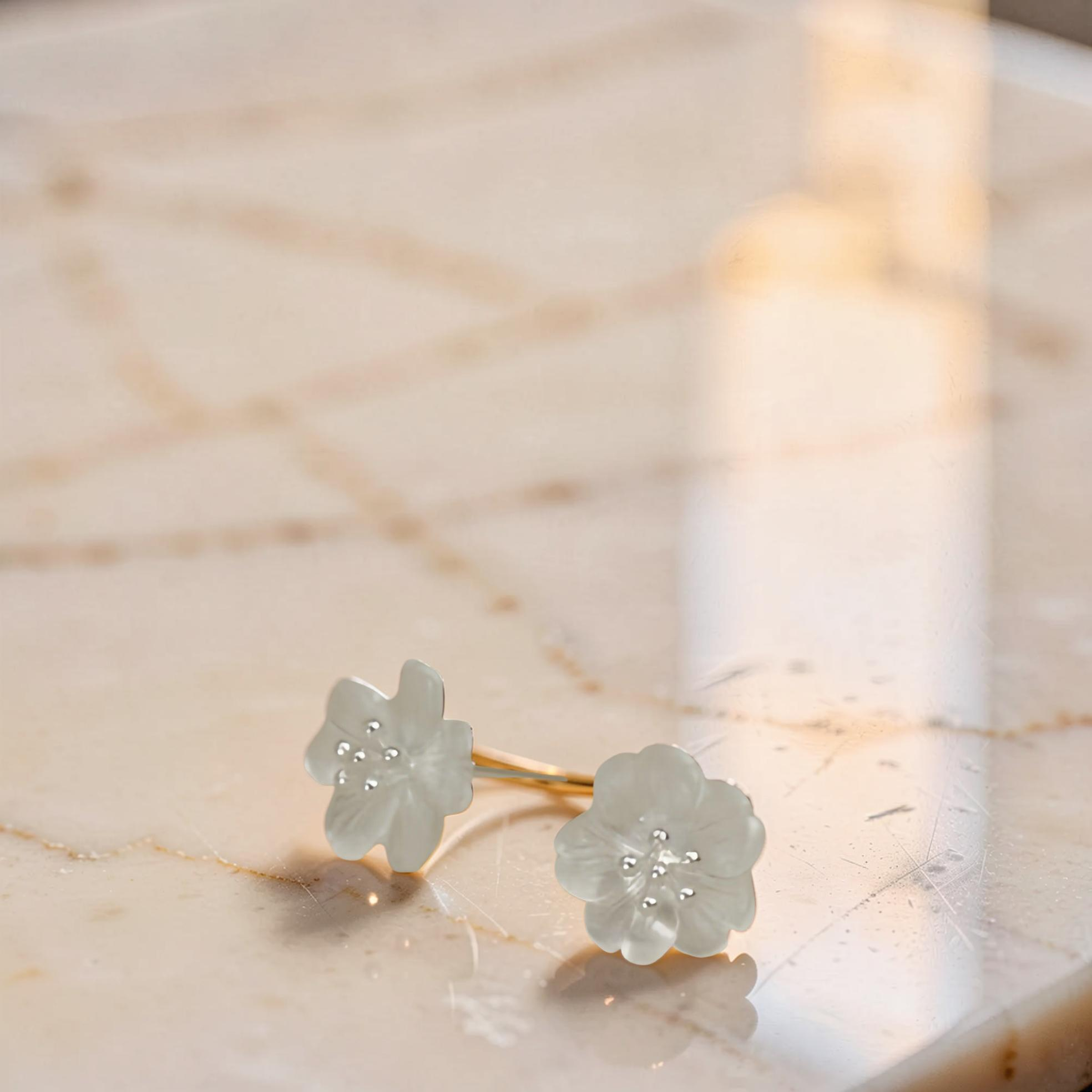 ATELIER-TIBET – Boucles d'Oreilles Quartz Clair – Fleur de Tranquillité, Argent Plaqué Or