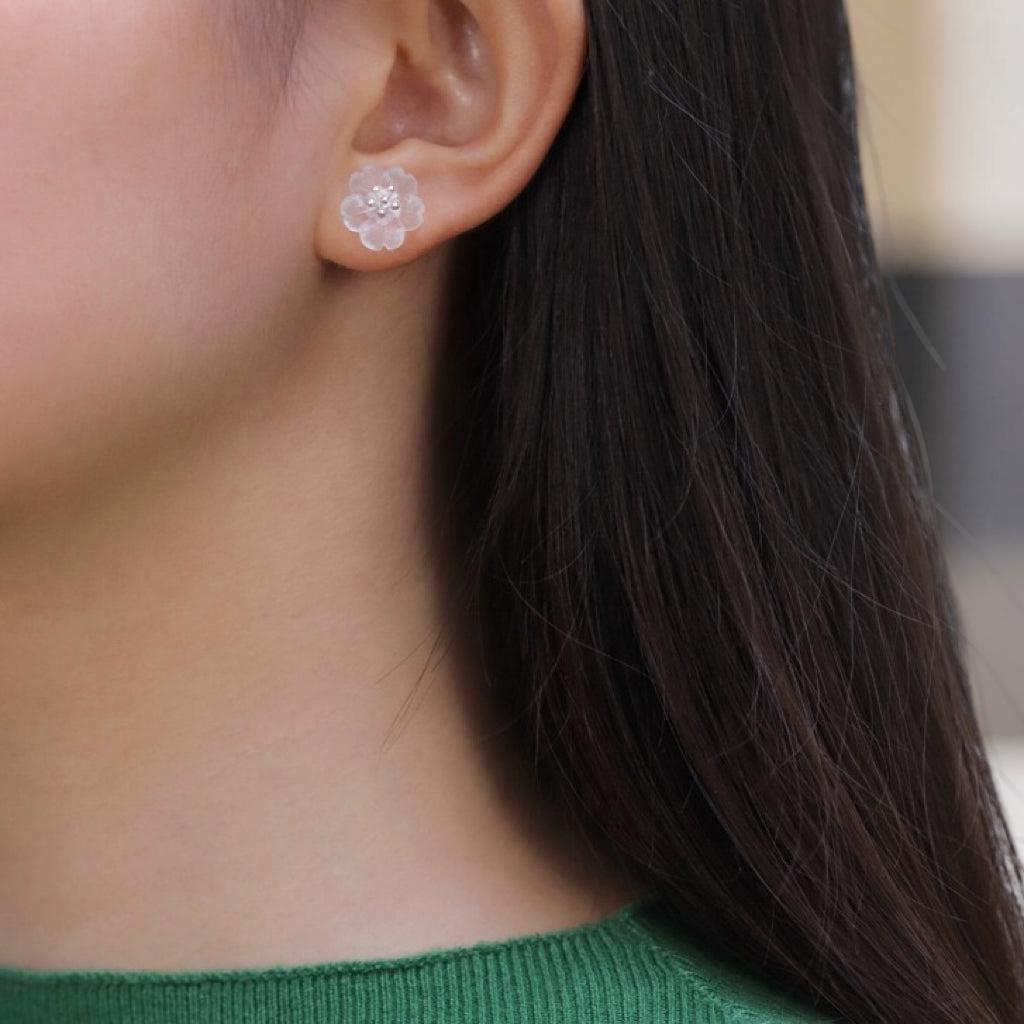 ATELIER-TIBET – Boucles d'Oreilles Quartz Clair – Fleur de Tranquillité, Argent Plaqué Or