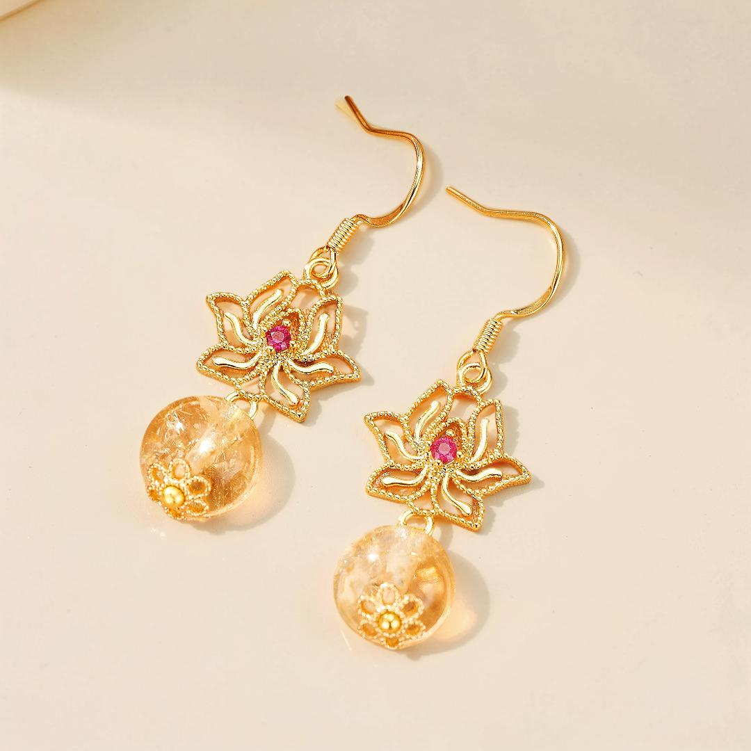 ATELIER-TIBET – Boucles d’Oreilles Citrine et Lotus – Harmonie Dorée, Argent Plaqué Or