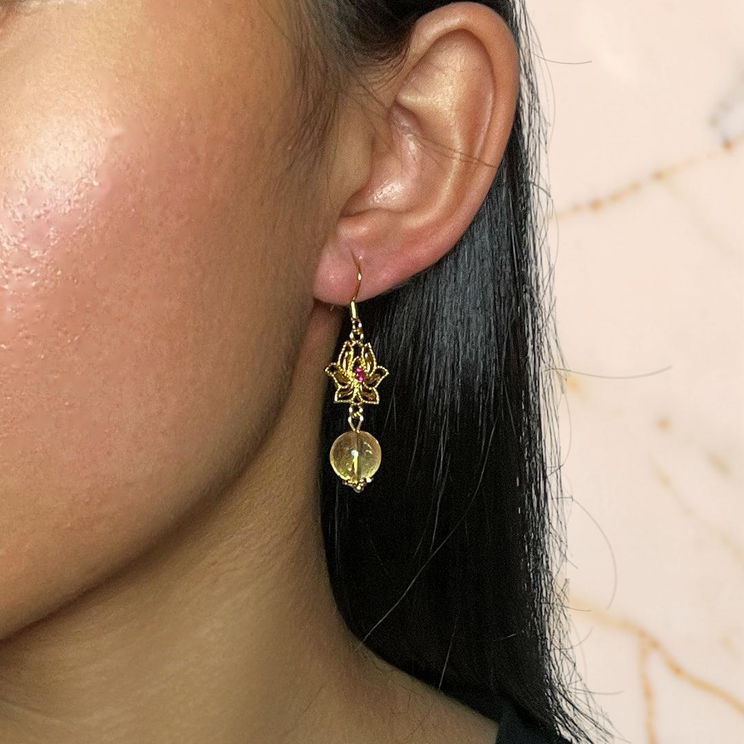 ATELIER-TIBET – Boucles d’Oreilles Citrine et Lotus – Harmonie Dorée, Argent Plaqué Or
