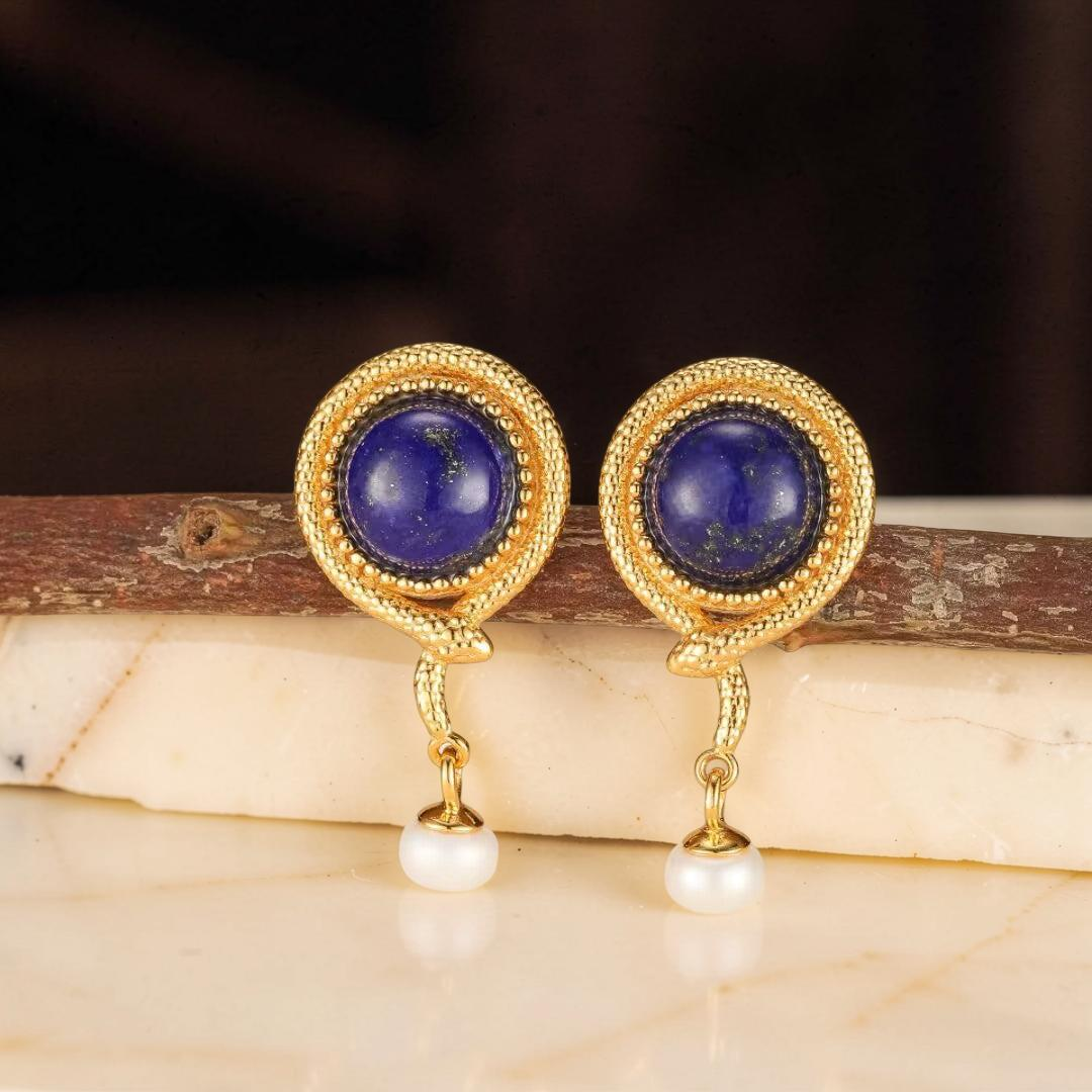 ATELIER-TIBET – Boucles d’Oreilles Lapis Lazuli Serpent – Perle Lumineuse, Argent Plaqué Or