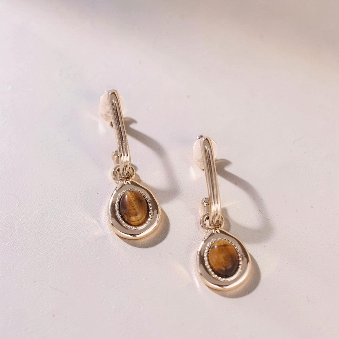 ATELIER-TIBET – Boucles d'Oreilles Œil de Tigre – Charme Exotique, Plaqué Or