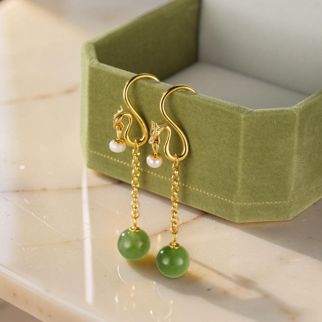 ATELIER-TIBET – Boucles d'Oreilles Pendantes Jade et Perle – Harmonie, Argent Plaqué Or