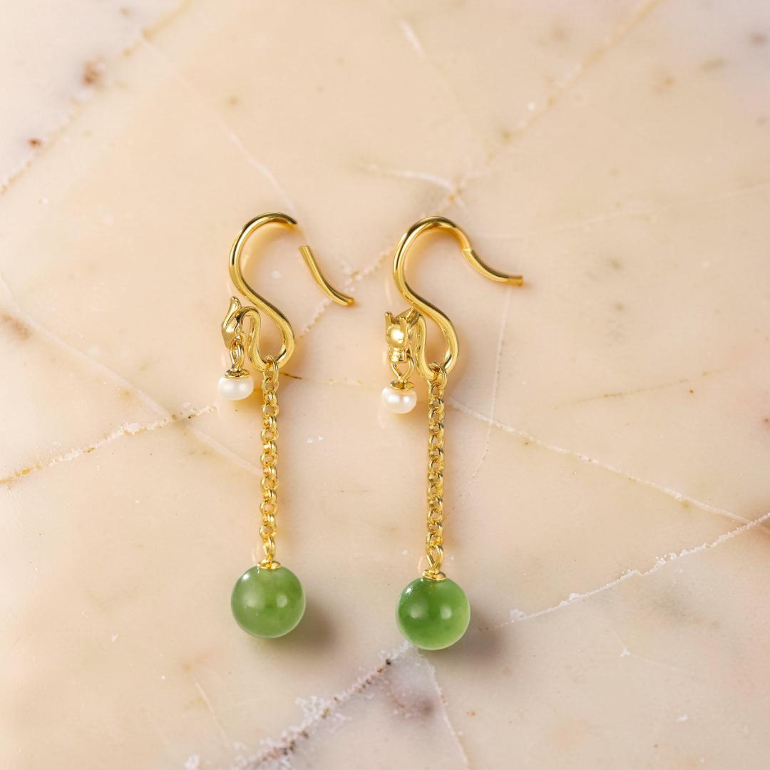 ATELIER-TIBET – Boucles d'Oreilles Pendantes Jade et Perle – Harmonie, Argent Plaqué Or