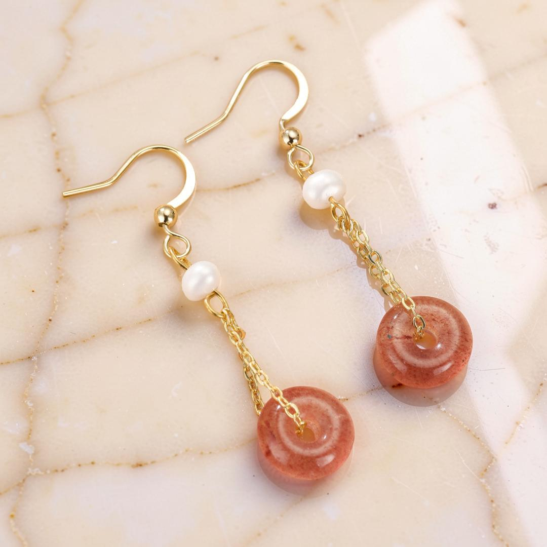 ATELIER-TIBET – Boucles d’oreilles Quartz Fraise et Perle – Éclat Délicat