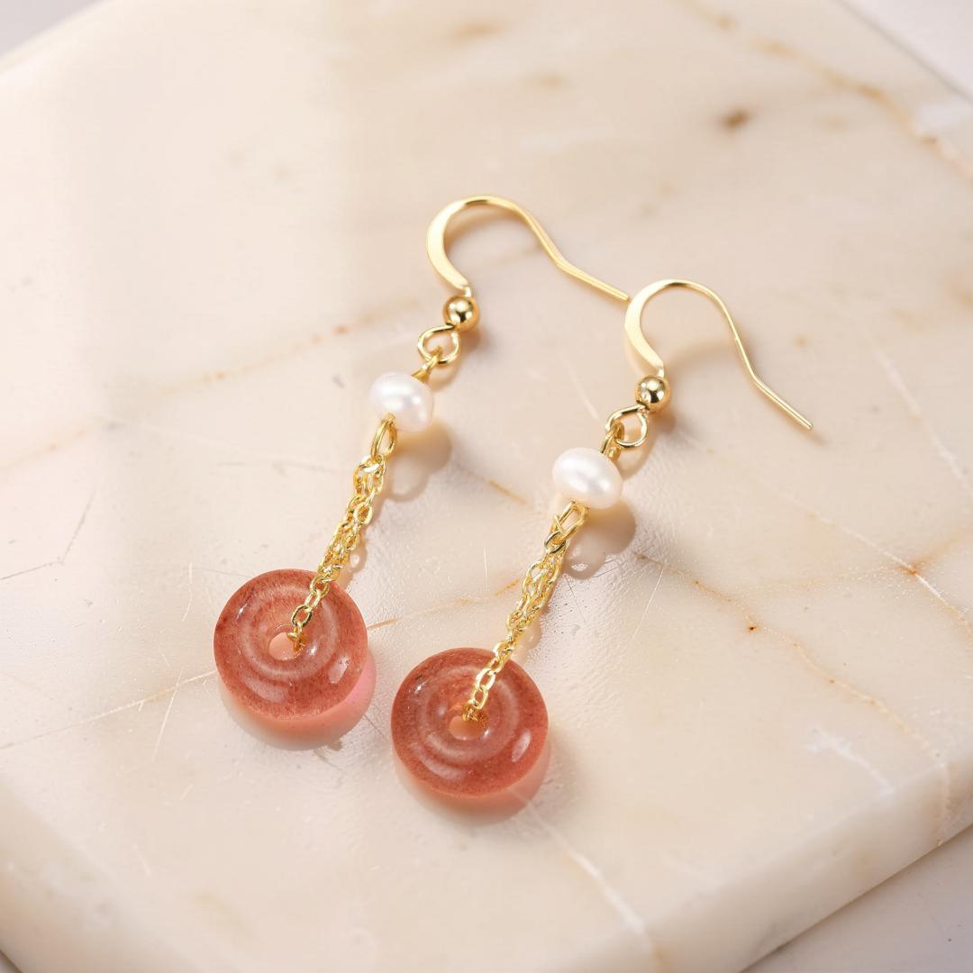 ATELIER-TIBET – Boucles d’oreilles Quartz Fraise et Perle – Éclat Délicat
