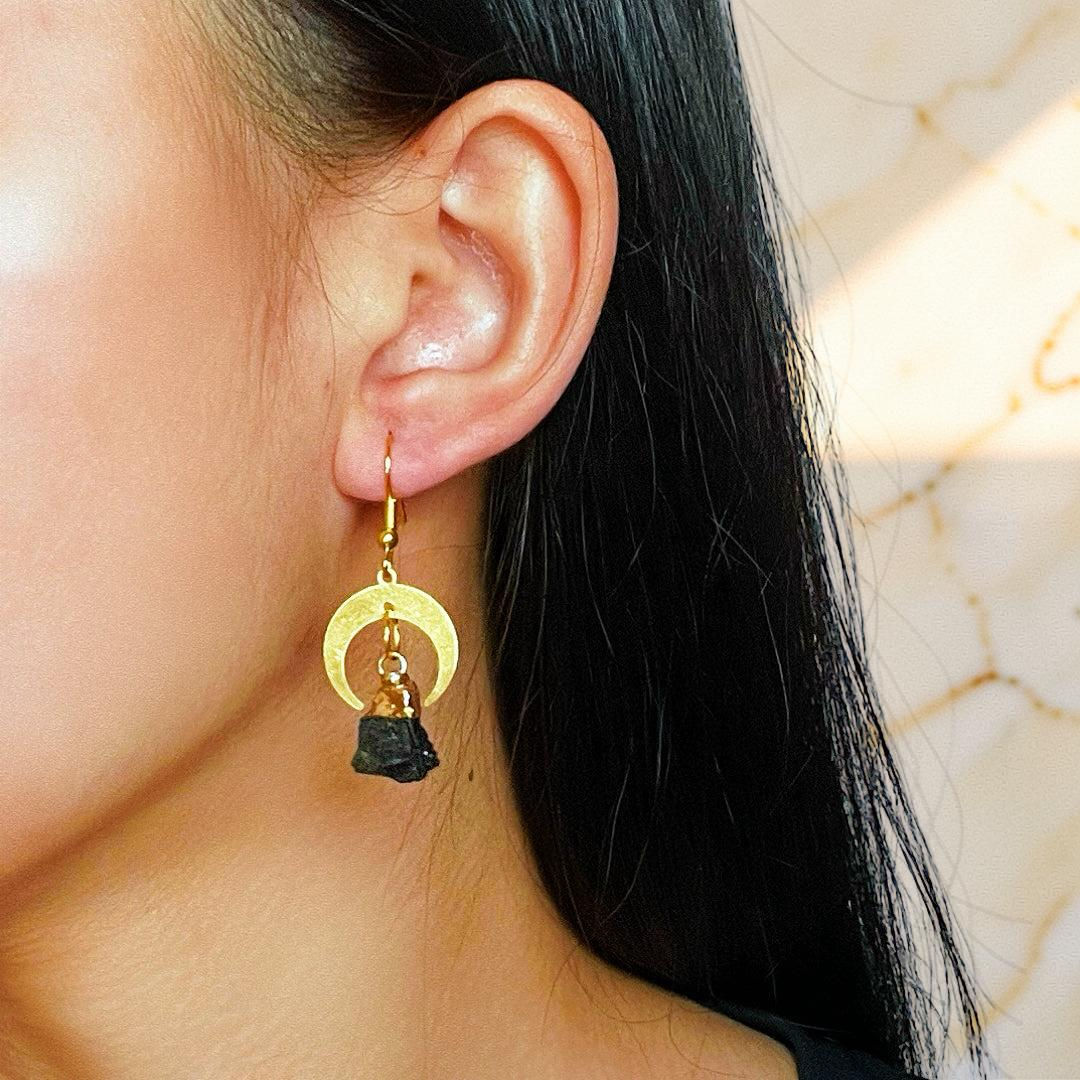 ATELIER-TIBET – Boucles d’Oreilles Tourmaline Noire – Lune Sombre
