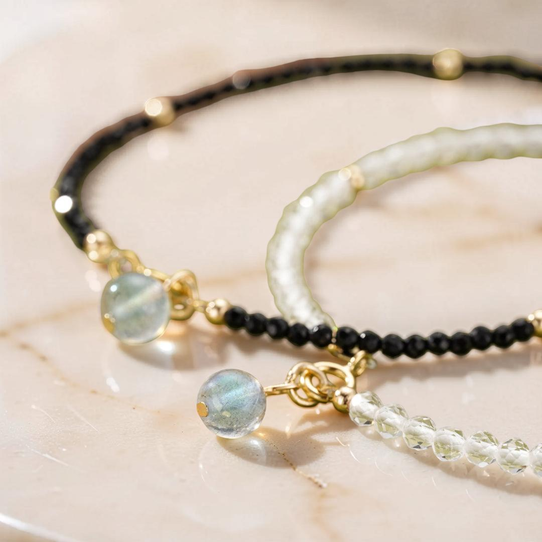 ATELIER-TIBET – Bracelet Labradorite et Cristal de Roche – Charme Subtil