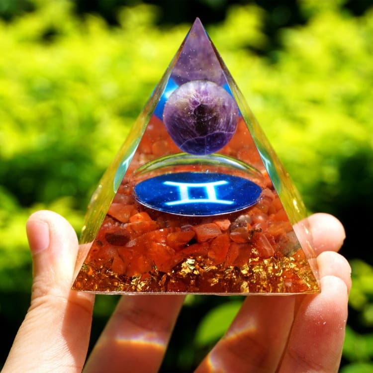 ATELIER-TIBET Pyramide du Zodiac en Orgonite et Agate Rouge de 10 cm symbole du Gémeaux