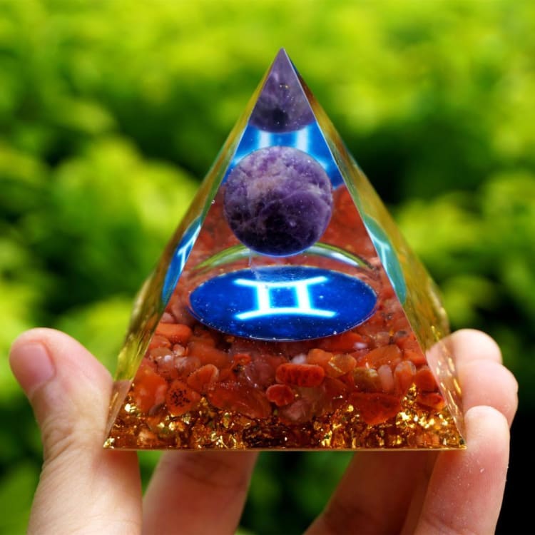 ATELIER-TIBET Pyramide du Zodiac en Orgonite et Agate Rouge de 10 cm symbole du Gémeaux