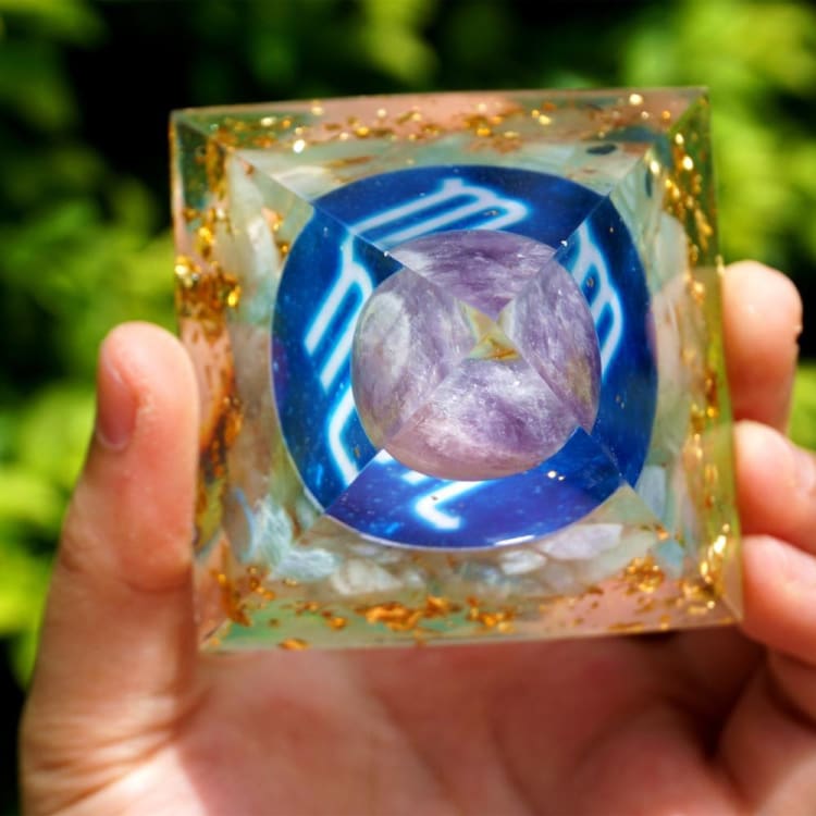 ATELIER-TIBET Pyramide du Zodiac en Orgonite et Améthyste de 10cm symbole du Scorpion