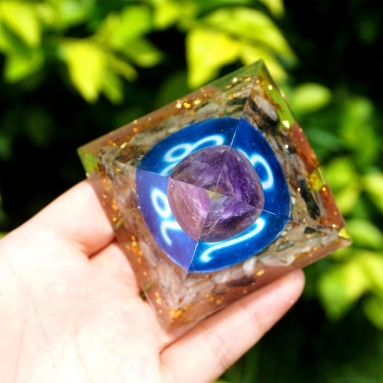 ATELIER-TIBET Pyramide du Zodiac en Orgonite et Quartz Rutile de 10cm symbole du Lion