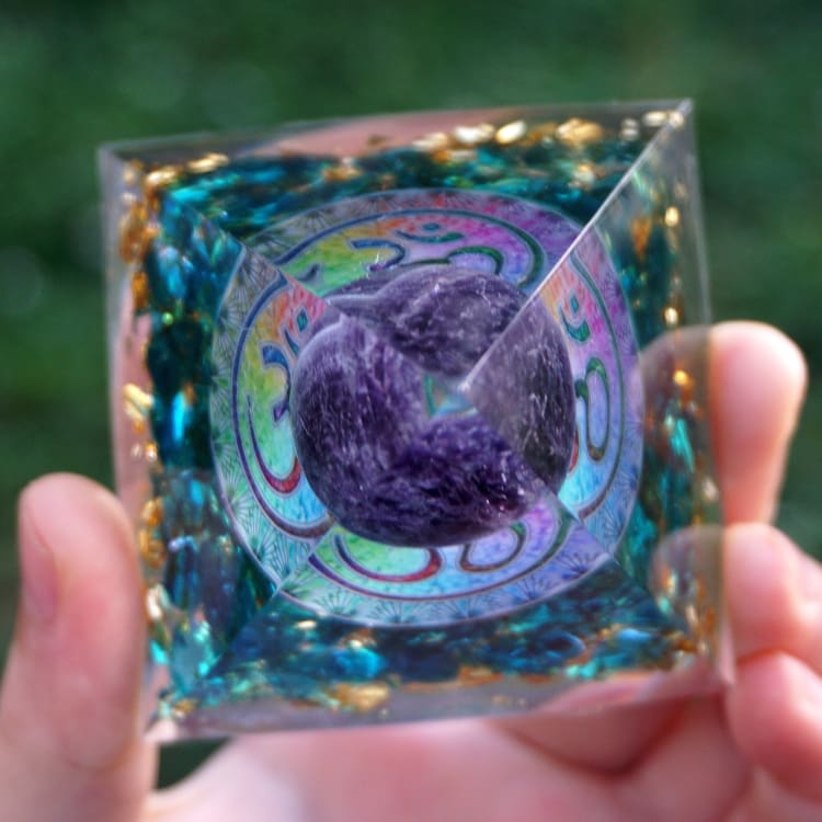 ATELIER-TIBET Pyramide en Orgonite et Célestine de 10cm
