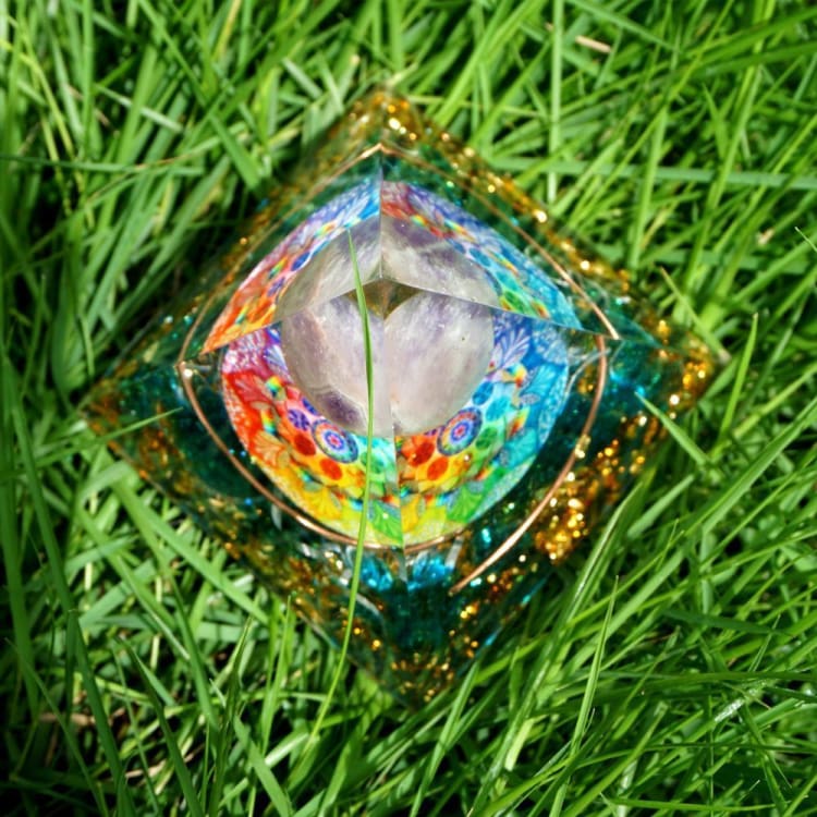 ATELIER-TIBET Pyramide en Orgonite et Célestine de 10cm