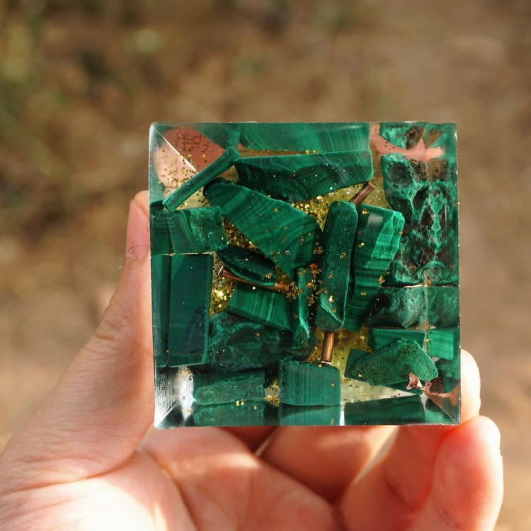 ATELIER-TIBET Pyramide en Orgonite et Malachite de 10cm